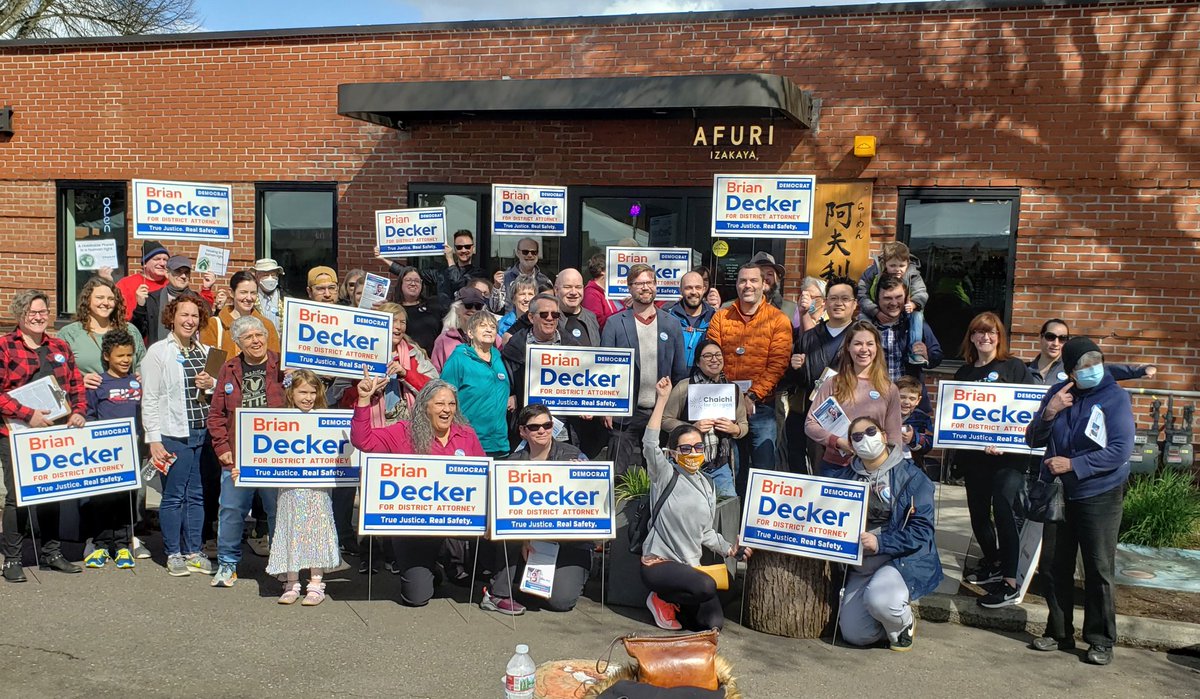 ChaichiforOR's tweet photo. Heading out to the doors! You can still come on down and join us for door knocking at 2pm with @DeckerforDA and myself! #platformforhumanity https://t.co/mCVZnzhKmZ