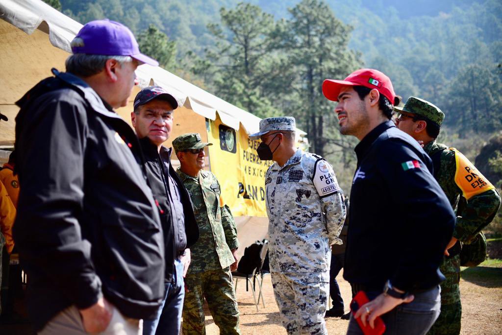mrikelme's tweet photo. Hoy, junto al Gobernador @samuel_garcias, supervisamos las labores del DC-10 Air Tanker sobre el incendio de la Sierra de Santiago, #NuevoLeón, en la línea de riesgo con la Sierra de Arteaga, #Coahuila. https://t.co/g7vVhcs3To