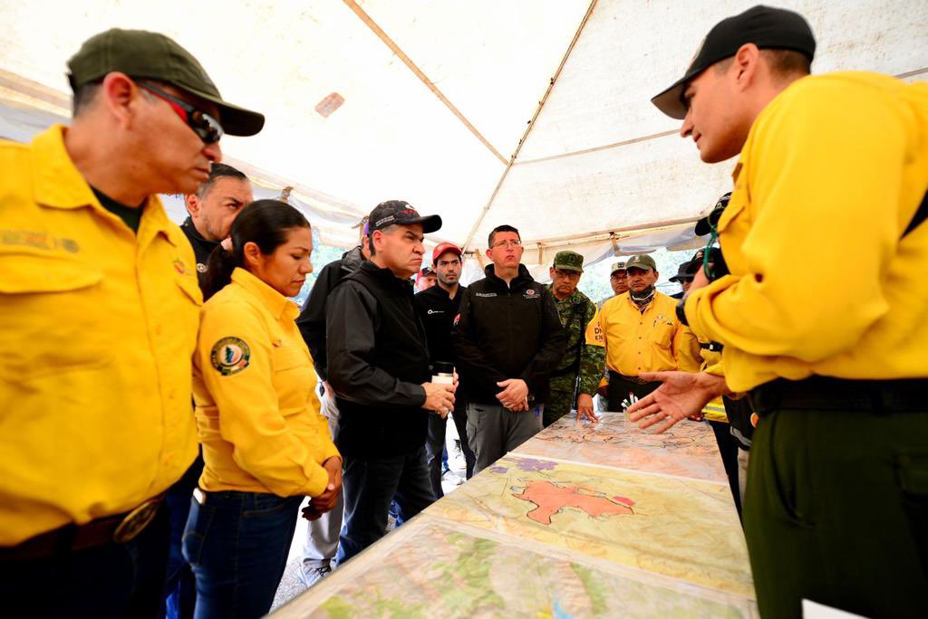 mrikelme's tweet photo. Hoy, junto al Gobernador @samuel_garcias, supervisamos las labores del DC-10 Air Tanker sobre el incendio de la Sierra de Santiago, #NuevoLeón, en la línea de riesgo con la Sierra de Arteaga, #Coahuila. https://t.co/g7vVhcs3To