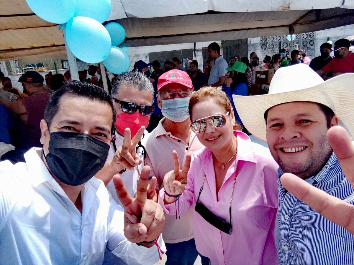 joelbarraganb's tweet photo. Haciendo equipo en la Jornada Médico Asistencial en el fraccionamiento Miramapolis con Alba Verástegui Ostos. #VamosJuntos #yocontruko https://t.co/B9ZUHdaaz3
