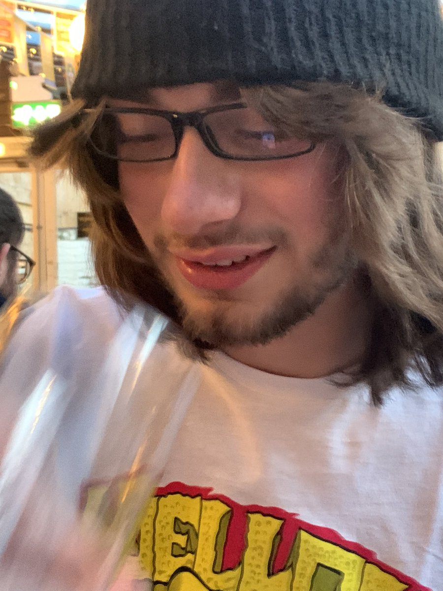 R4Roman_'s tweet image. drinking with the 19 years old birthday boy 🎉🎉
@ohnoitmatt