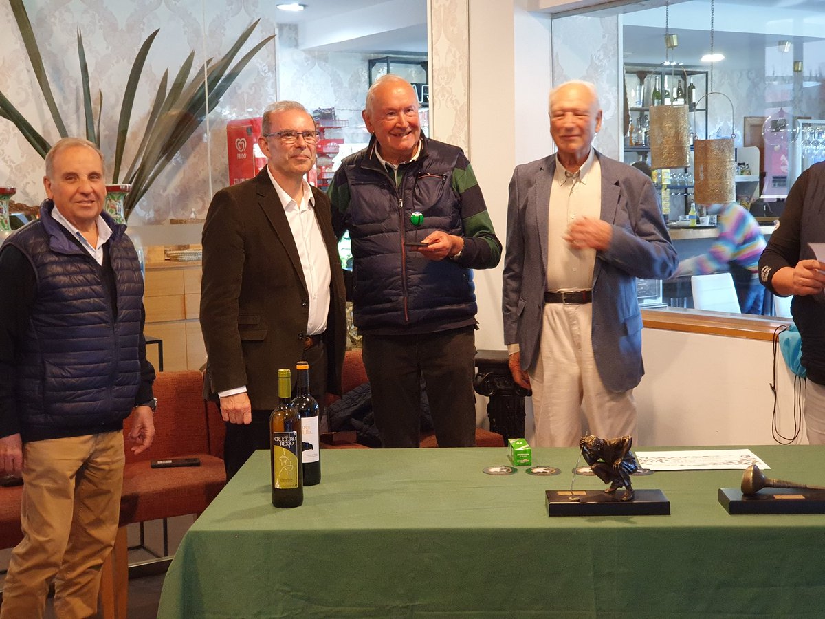 Mvfaraldo's tweet photo. En representación de @ConcelloMino hoy participé en acto entrañable de homenaje a Luis Morral, q posiblemente, es el jugador de #golf más veterano en activo en Galicia y q habitualmente juega en #campogolf #Miño
#Miñotenpresente #Miñoéfuturo
#MiñoCoDeporte #EnCaMiño https://t.co/ow4LE0lpbG