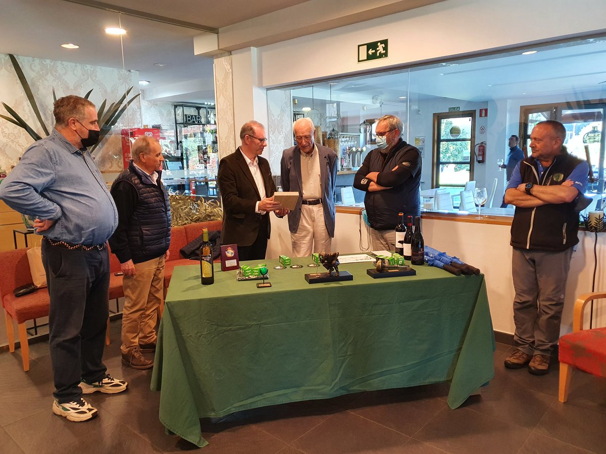 Mvfaraldo's tweet photo. En representación de @ConcelloMino hoy participé en acto entrañable de homenaje a Luis Morral, q posiblemente, es el jugador de #golf más veterano en activo en Galicia y q habitualmente juega en #campogolf #Miño
#Miñotenpresente #Miñoéfuturo
#MiñoCoDeporte #EnCaMiño https://t.co/ow4LE0lpbG