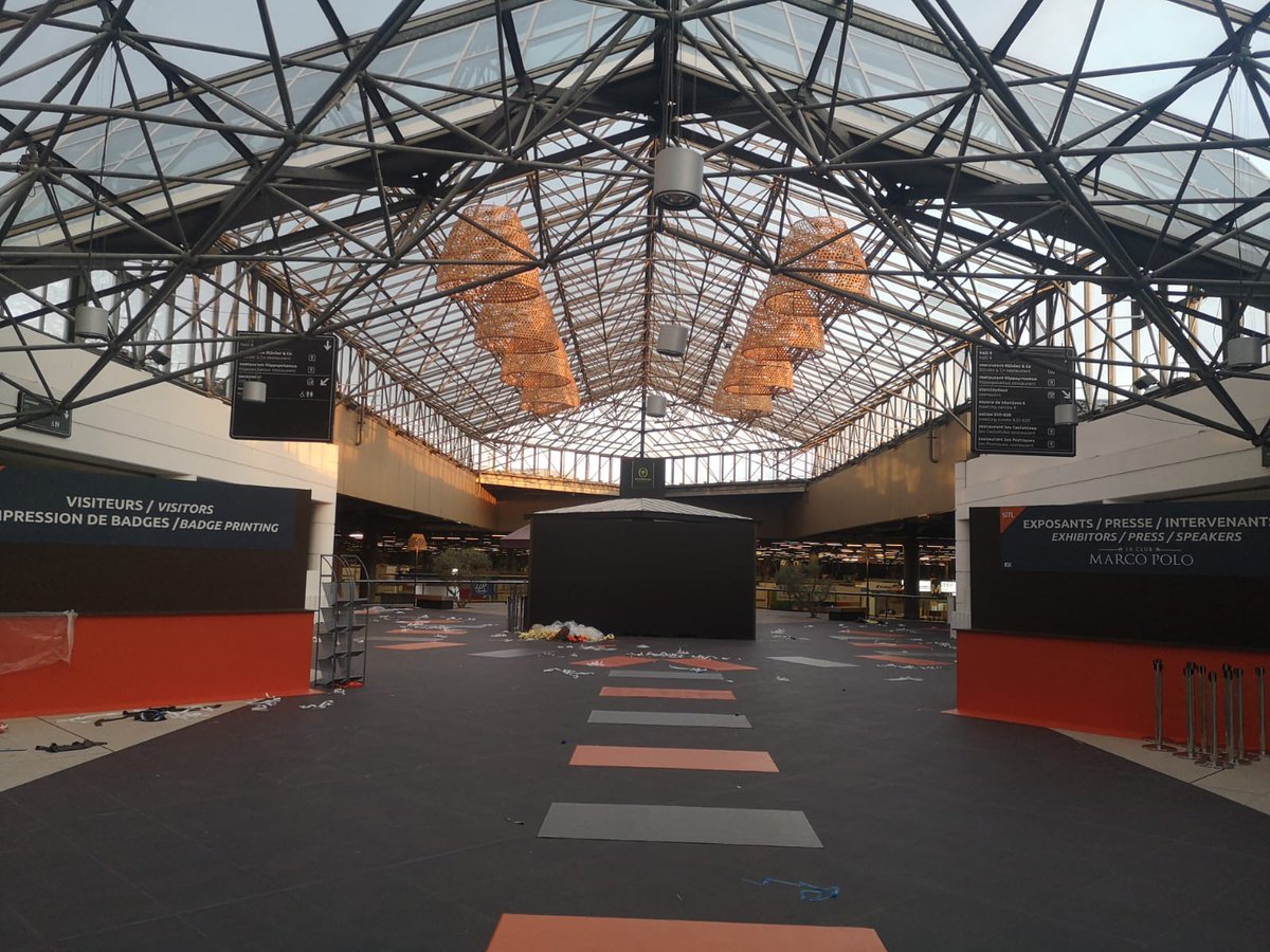 SITLofficiel's tweet photo. [Montage J-3] #sitl22
Montage en cours dans le hall 6 de @pnvillepinte pour vous accueillir dès mardi prochain 9h. Nos exposants construisent leurs stands, les premières semi-remorques arrivent, nos espaces prennent forme ! #Transport #logistique #supplychain #rxevent #StayTuned https://t.co/GlWo9ZqOuq