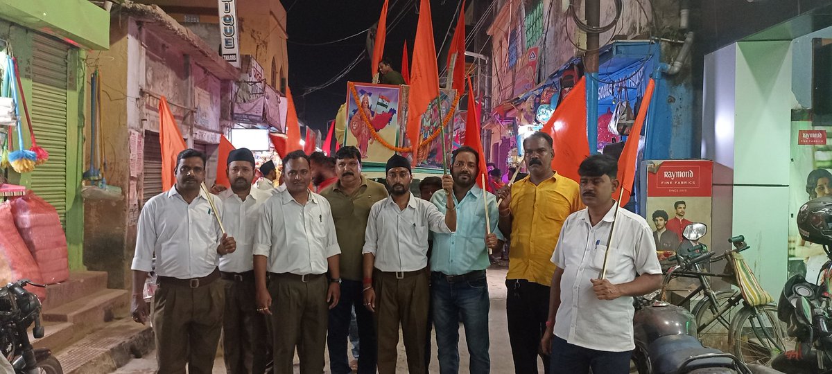 हिन्दू नववर्ष के शुभ अवसर पर जामताड़ा नगर में शौभा यात्रा निकाला गया।। मां चंचला मंदिर चौंक में मां भारती की आरती हुई।।
सभी को जय श्री राम।।