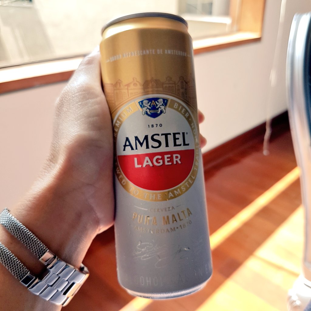 Vagan's tweet photo. Robándole una chela a mi vieja. 😁🍺 #baddaughter https://t.co/5OTblPe1so
