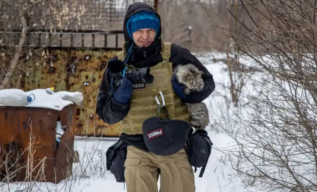 LorenzoTheCat's tweet photo. And here's what he looked like. Max (Maksim) Levin, the Ukrainian photojournalist who was killed by Russian troops. An animal lover at heart and it showed in his work.  #StandWithUkraine 🇺🇦 https://t.co/VzVB4g3y44