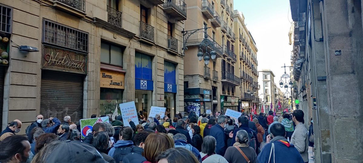 📢 Com a part de la comunitat educativa, l’escoltisme i el guiatge hem assistit a la manifestació pel català a l’escola per reivindicar la llengua com a eina de cohesió social. 

Ara i sempre, l’#EscolaEnCatalà!