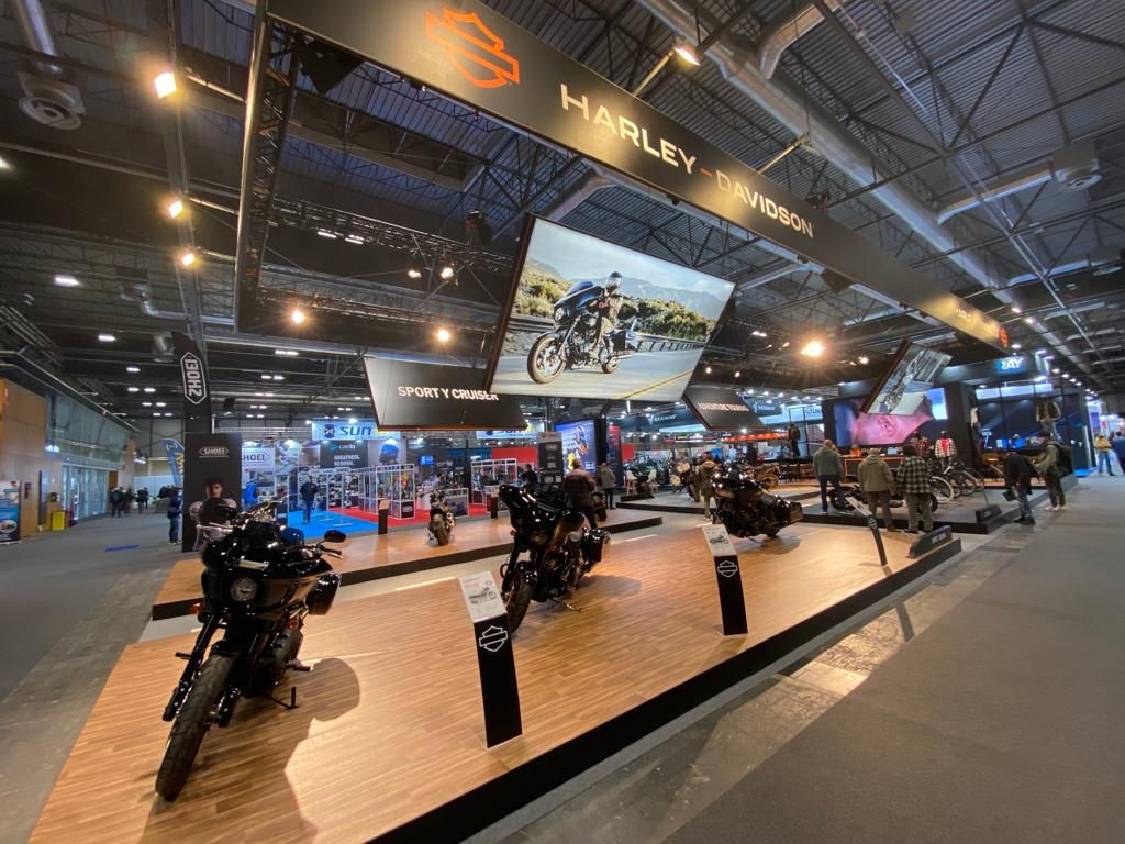 theoneroutee's tweet photo. 🏍 ‼ Estamos en @vivelamoto ‼

👉Nos hemos venido hasta el Salón Internacional de la Moto de Madrid, el evento ferial líder y referente del mundo de la moto en España.

🏍 Además hemos dado a conocer #RETOUR, presentándolo a los @premiomototuris 2022.
#theoneroute #rutasenmoto https://t.co/TeoXh0s4C9