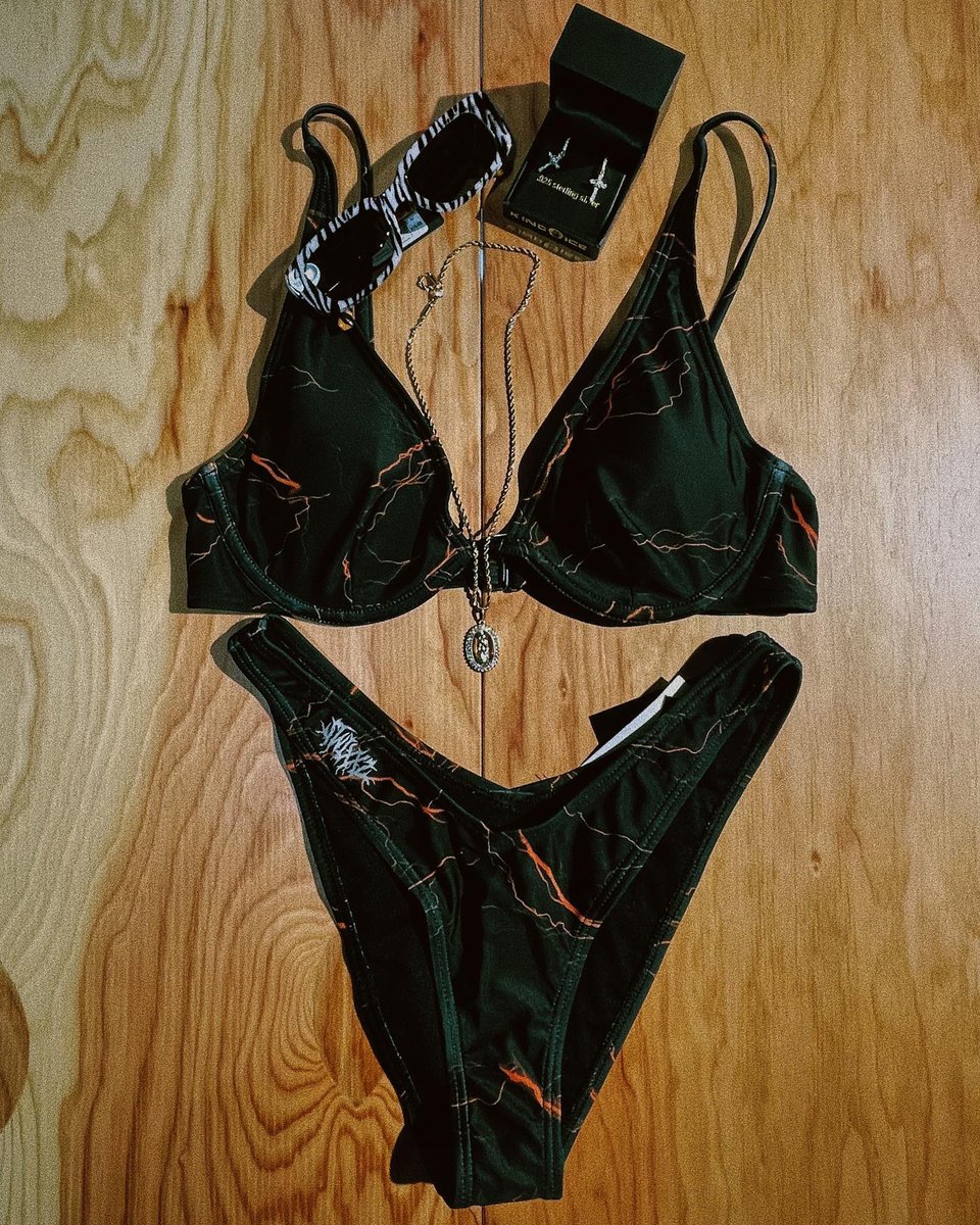 SWIXXZ's tweet photo. warm weather essentials 🏖️ https://t.co/uUHBiceczh