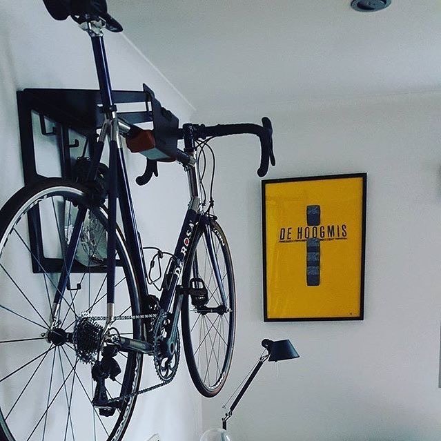 Artivelo_com's tweet photo. Morgen de hoogmis. Dus snel je racefiets en fietsspullen aan de muur.
#dehoogmis #rvv #vlaanderen #wallart #bikeonthewall #bikeporn #baaw #derosabikes #bikerack #bikestand #cycling #cycle #rideyourbike #instacycling #instacycle #instabike #roadcycling #procycling #wielrennen https://t.co/XOoqNPos6C