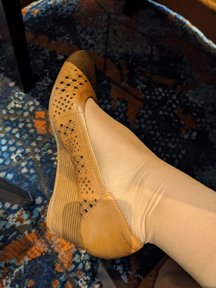 kaelsu's tweet photo. .@Mattie_Burkert My shoes today  are (second-hand ♥️) Hush Puppies. As @MeganPeiser has said, wedges are the absolute best (pseudo) heel! #assecsshoes https://t.co/866L1GgOgh