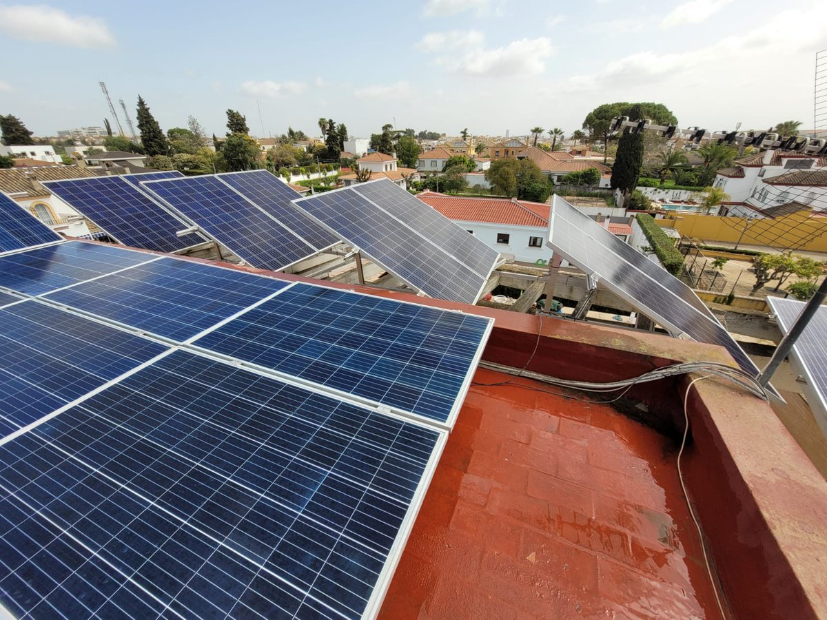 👉 Les mostramos cómo quedan sus placas tras las lluvias sufridas, afectando al rendimiento de las mismas 👈
💥 Pasando a la siguiente imagen, les mostramos cómo quedan tras realizar la limpieza y mantenimiento profesional por nuestro Dpto. de Operaciones y Mantenimiento (O&amp;M).