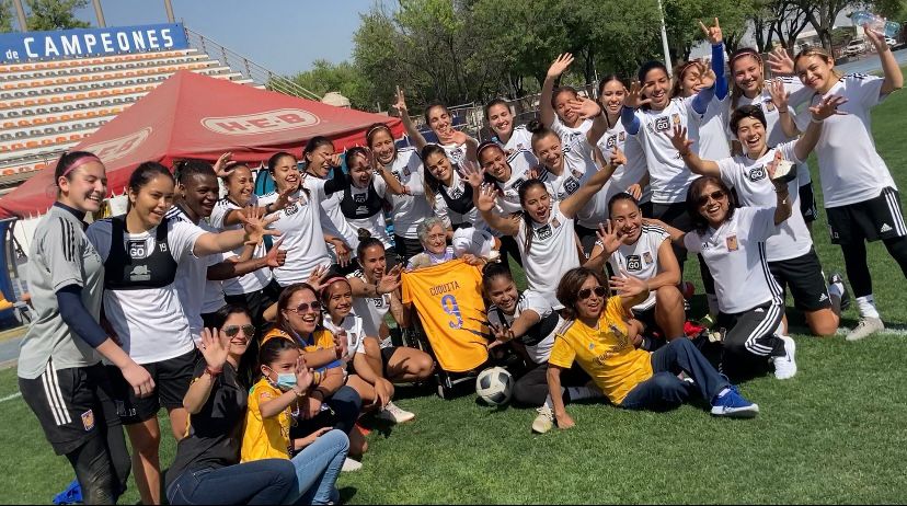 irazu_meyer's tweet photo. Muchisimas gracias @TigresFemenil por cumplir el sueño de Cuquita, le dieron una gran felicidad y alegria!! Realmente fue un dia INCOMPARABLE para ella.... eternamente agradecidas... https://t.co/5hS0itgCzL