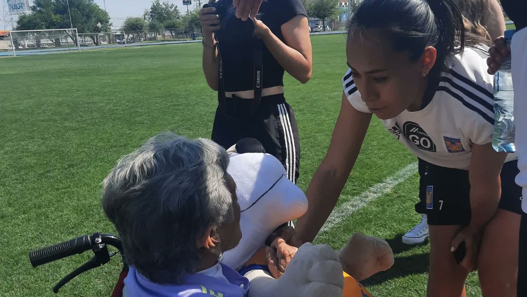 irazu_meyer's tweet photo. Muchisimas gracias @TigresFemenil por cumplir el sueño de Cuquita, le dieron una gran felicidad y alegria!! Realmente fue un dia INCOMPARABLE para ella.... eternamente agradecidas... https://t.co/5hS0itgCzL