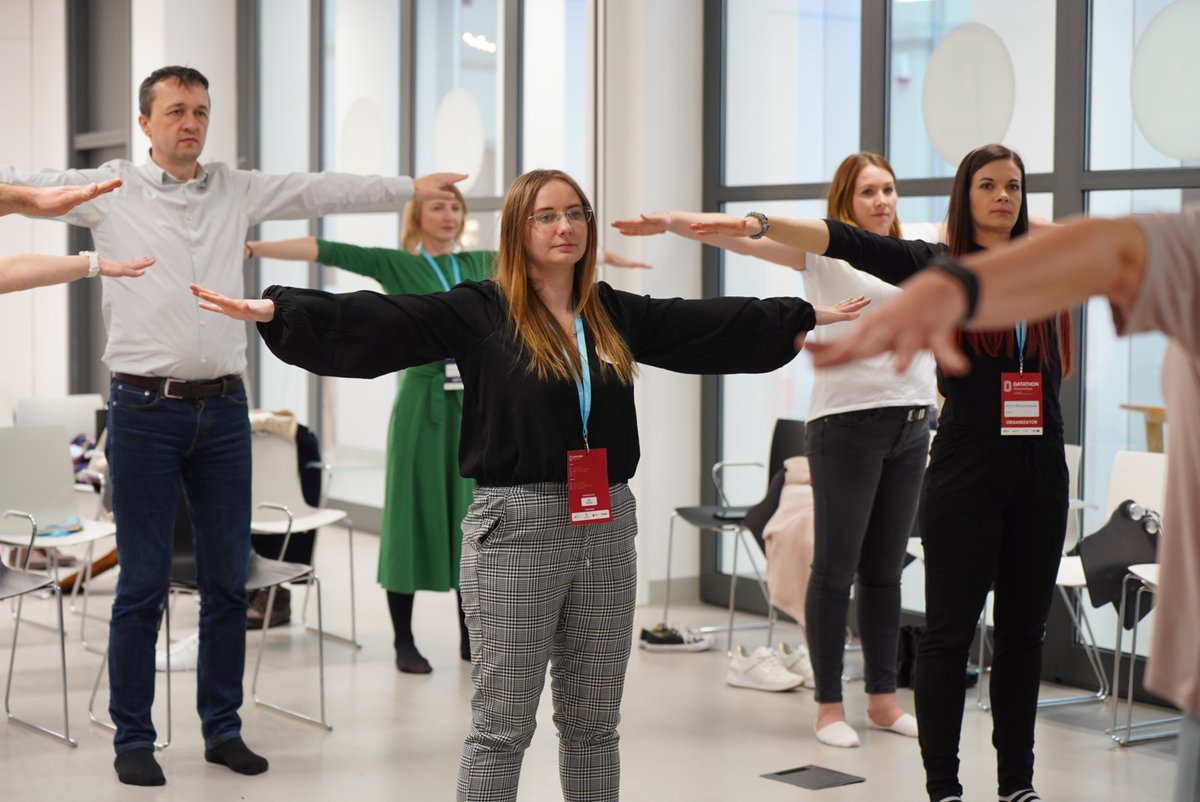 hackathongovpl's tweet photo. Dbamy o naszych uczestników! Rozluźniamy nadgrastki i poprawiamy koncentracje #datathon #OtwarteDane #joga #hackathon https://t.co/HC1g9ZWH8d
