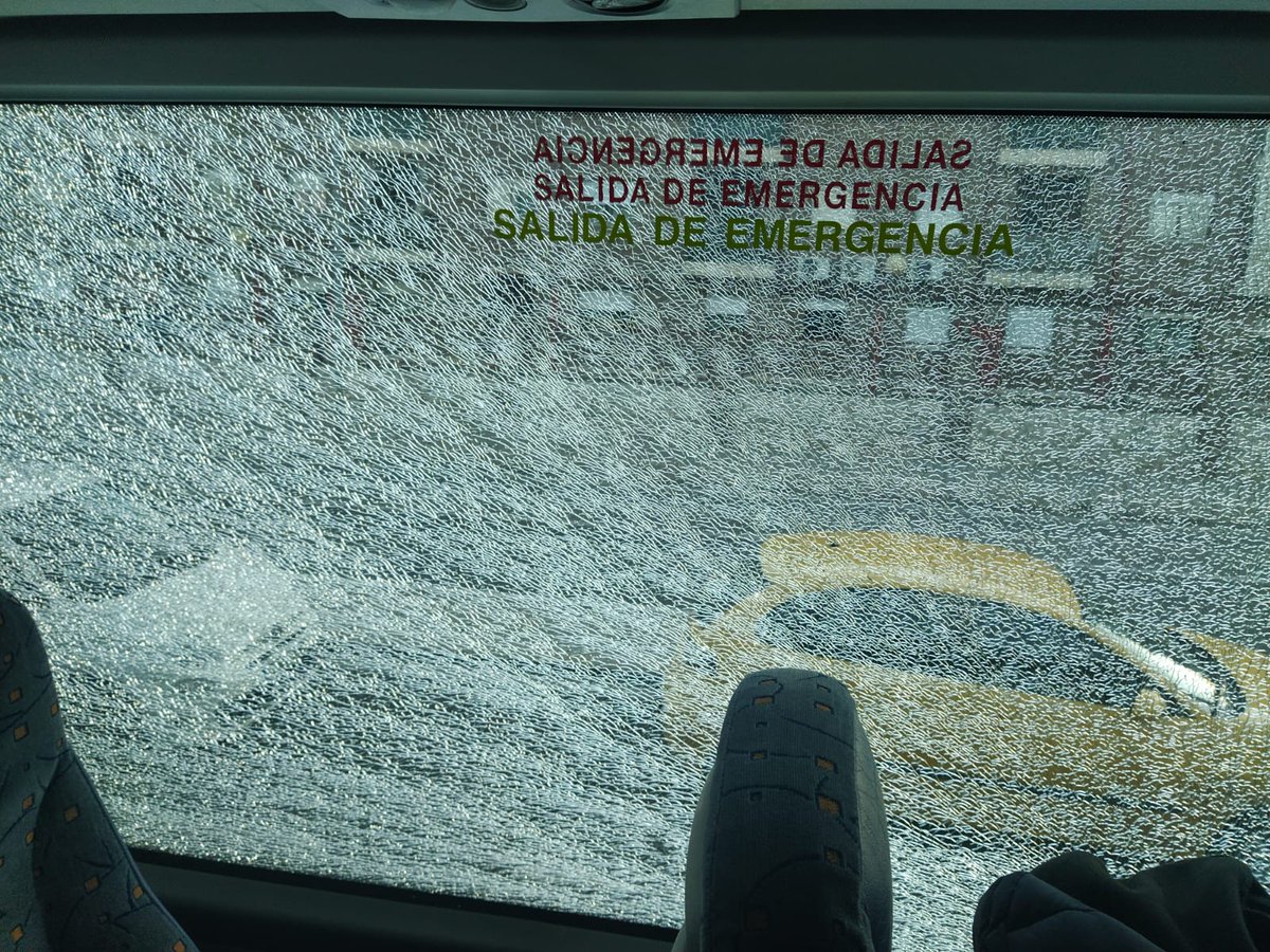 Esterval_Maria's tweet photo. Valores del fútbol: tirar piedras al autobús del equipo contrario después de un partido de categoría cadete

📍 Fraga https://t.co/R7Kwvxs8fJ
