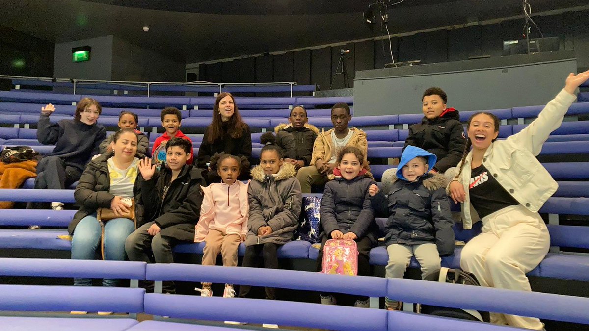 We loved having children from <a href="/LambethYCP/">Lambeth Young Carers</a> and Southwark Young Carers at #GulliversTravels this afternoon. Pictured here with cast member Jacoba Williams who chatted with them after the show ❤️ They are taking part in an engagement project at the Unicorn this week too, can't wait!