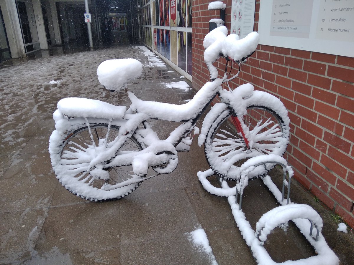 Süsse Frau Hölle hatte das Fahrrad schön mit Schneeflocken gestreut. Wunderschön!