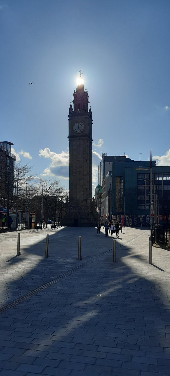 BirdseyeKite's tweet photo. 5 O'clock shadow #AlbertClock #Belfast https://t.co/UCVPcoRjQc
