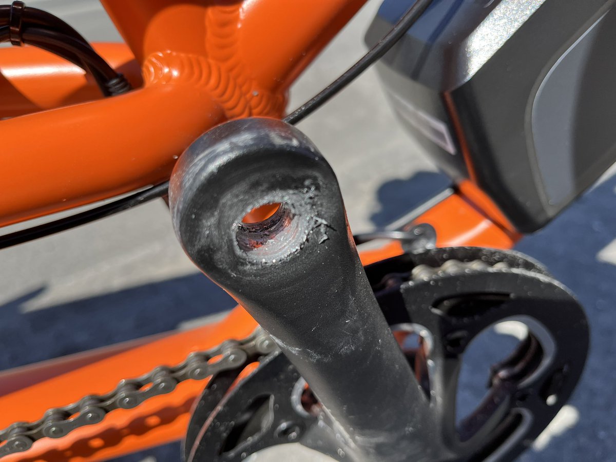 jpvalery's tweet image. Second ride with the @RadPowerBikes #RadWagon4 and after the delight of the first ride, quite a disappointment when my pedal broke after 18km. Looks like the thread in the arm just disintegrated. 😓