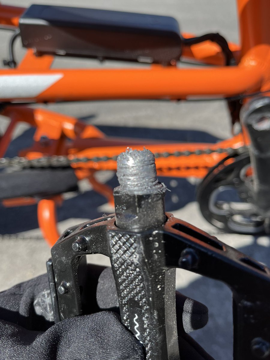 jpvalery's tweet image. Second ride with the @RadPowerBikes #RadWagon4 and after the delight of the first ride, quite a disappointment when my pedal broke after 18km. Looks like the thread in the arm just disintegrated. 😓