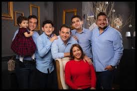 clousgario's tweet photo. Familias que con mentiras y engaños a través del sufrimiento de la gente se han enriquecido.
Ninguna consideración a estos mantenidos, ladrones y sinvergüenzas. https://t.co/x1Fe2Vg8kC