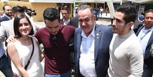 clousgario's tweet photo. Familias que con mentiras y engaños a través del sufrimiento de la gente se han enriquecido.
Ninguna consideración a estos mantenidos, ladrones y sinvergüenzas. https://t.co/x1Fe2Vg8kC