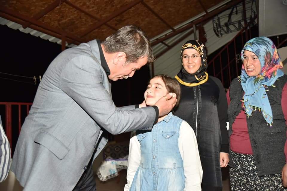 _OsmanOkumus's tweet photo. Sevgili eşim Funda hanımla birlikte, #Doluca Mahallemizden beş yıl önce eşini kaybeden ve dört güzel çocuğa annelik yapan değerli Güldane Yoldaş'ın evine misafir olduk.
Bizlere sofrasını açan değerli ailemize teşekkür ederiz.
#İlkİftar’ımız ilk orucumuz kabul ve makbul olsun. https://t.co/vpo6uQPFnh