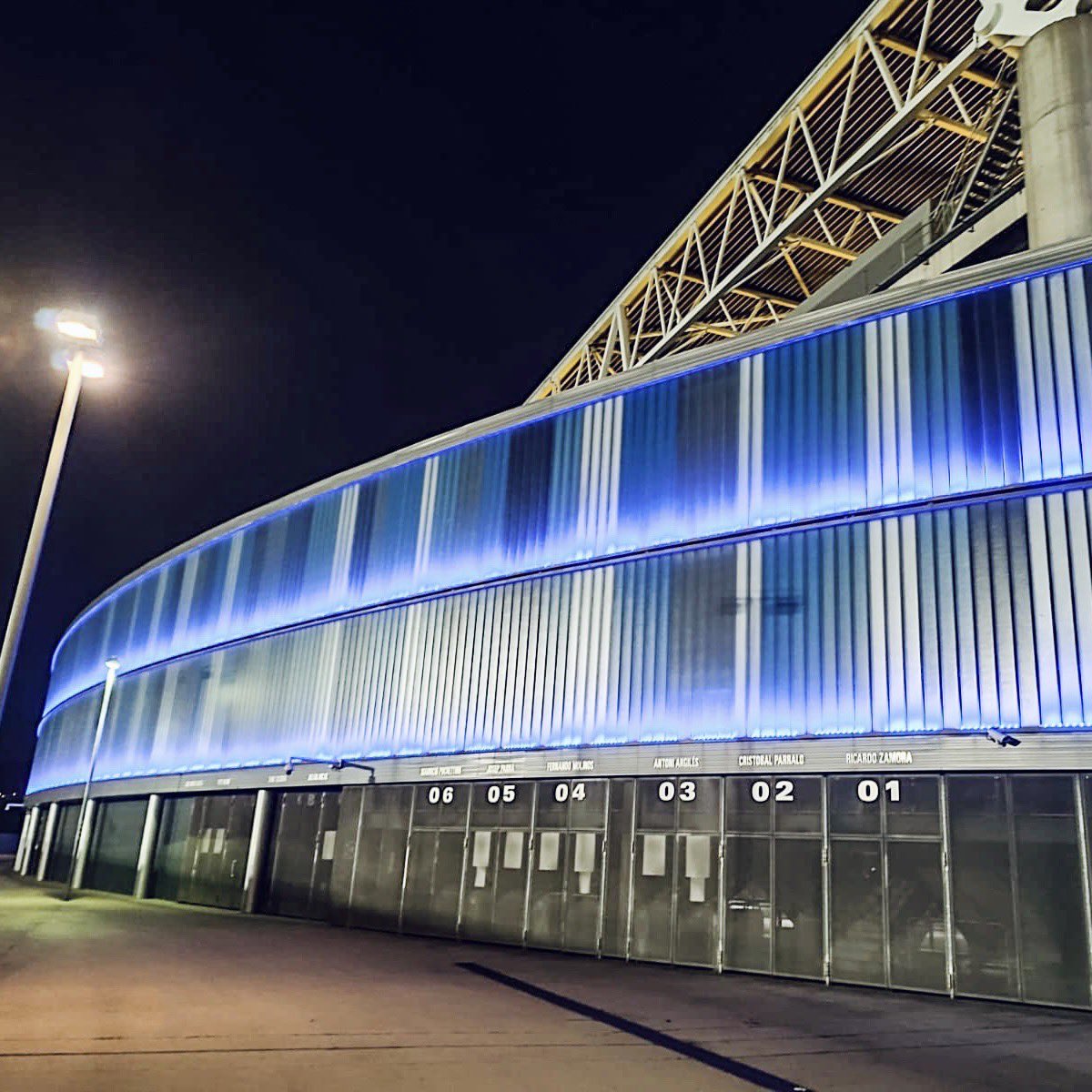RCDEspanyol's tweet photo. 💙 L’#RCDE Stadium es vesteix de blau en el #DiaMundialAutisme! 

#ConnectatAlBlau | #DonaUnCopDUll https://t.co/qnSIukpkVf