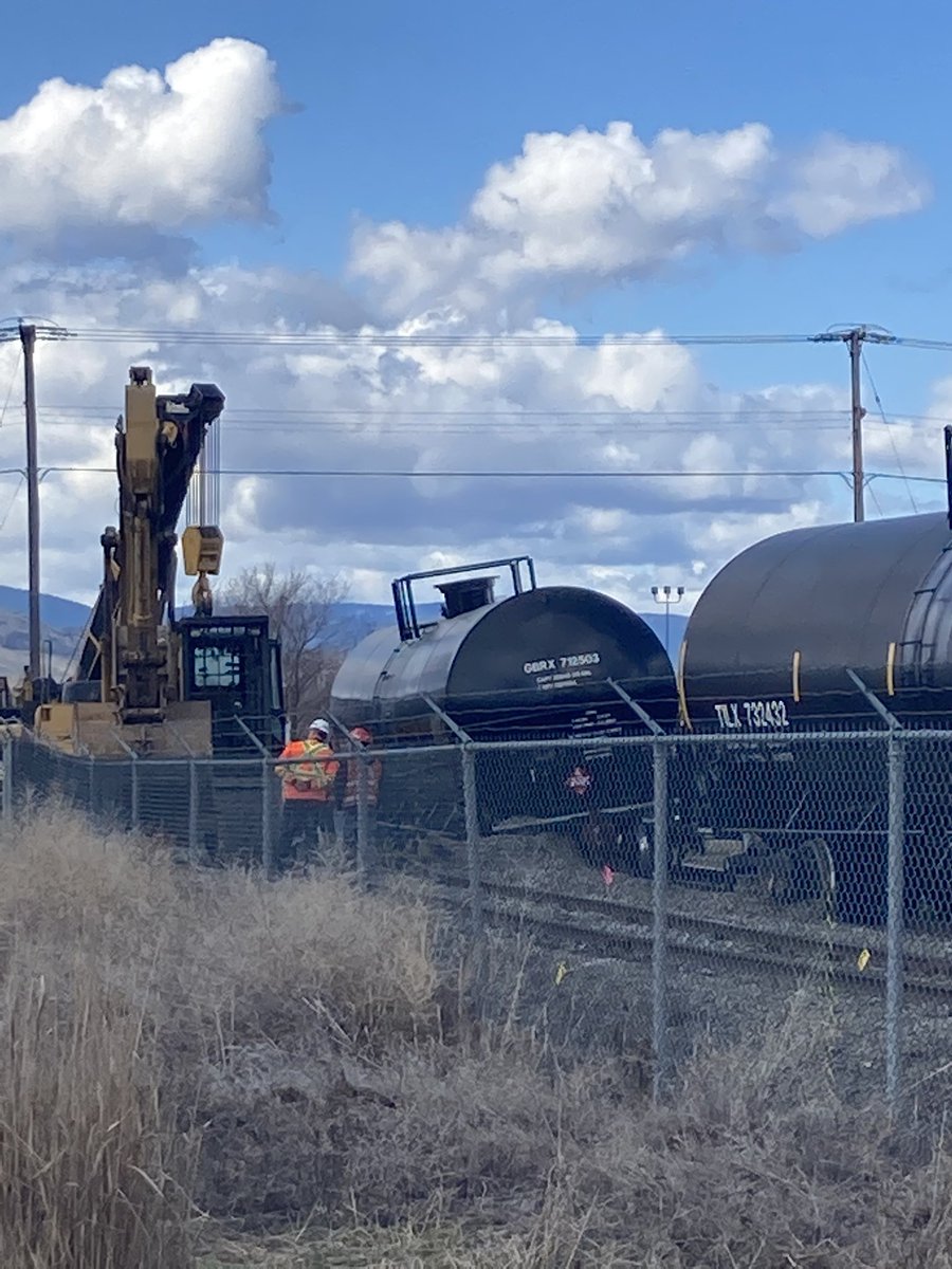 TheKamloopsNews's tweet photo. CN Fuel Cars derailed at Suncor Kamloops. Full of fuel. Suncor Kamloops… this took place within metres of Brock Residental homes.
This is news worthy ,people lifes at risk.
First on the Scene @TheKamloopsNews @CFJC_Community
@CFJC_Today
#Kamloops #kamloopsnews #cfjc https://t.co/VKjommyVXm