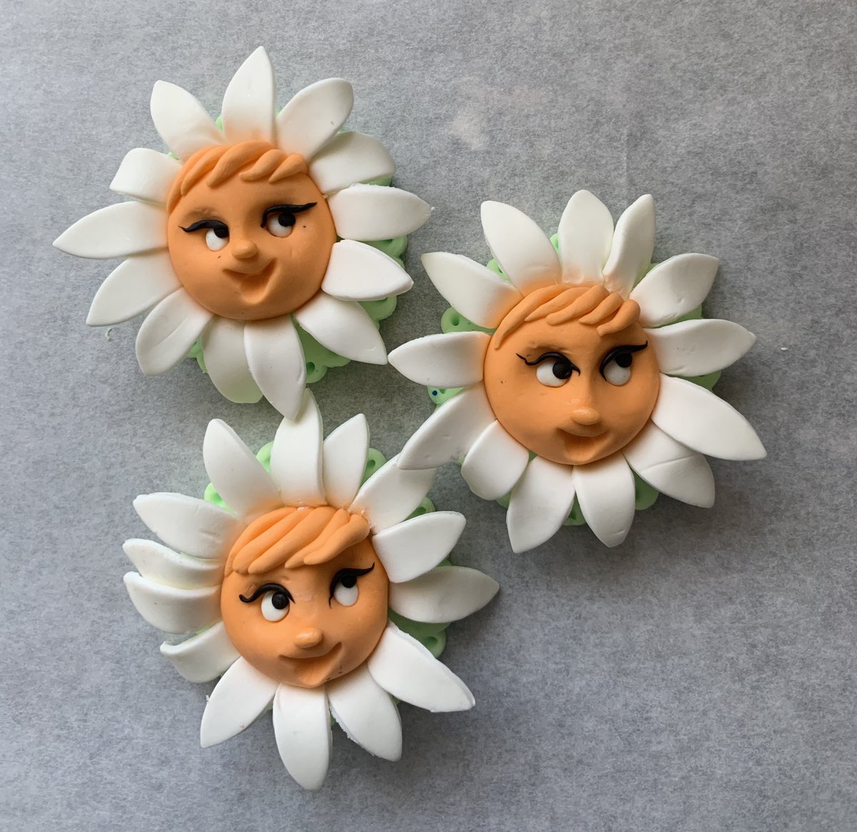 marybethxx6's tweet image. Cutsie daisy cupcake toppers #easterprep #sugarartist #cakedecorating 💜