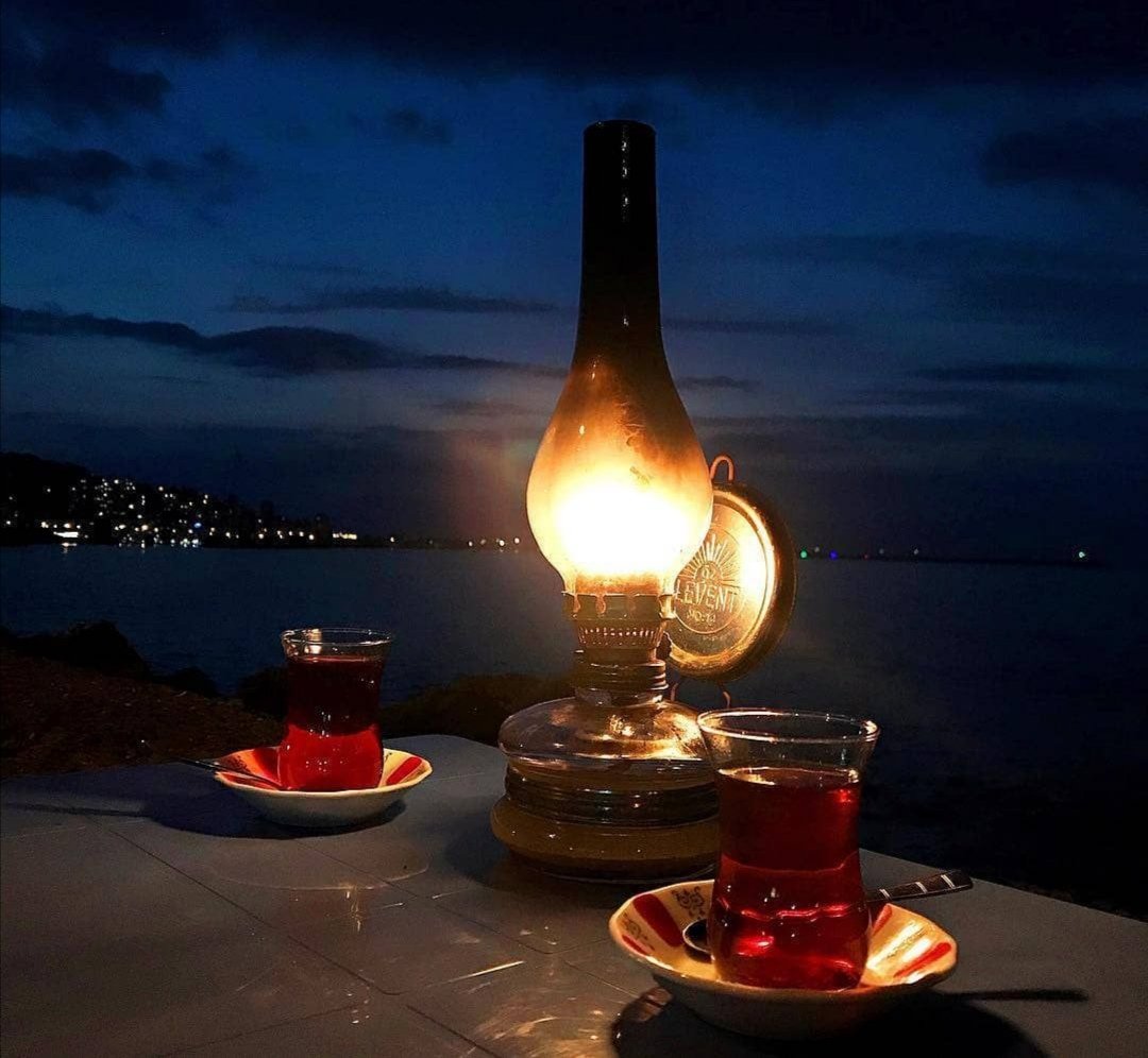 İftardan sonra çayın kadrini
müneccimle muvakkıt ne bilir. 
Ben Mübtelâ’ ya sor...