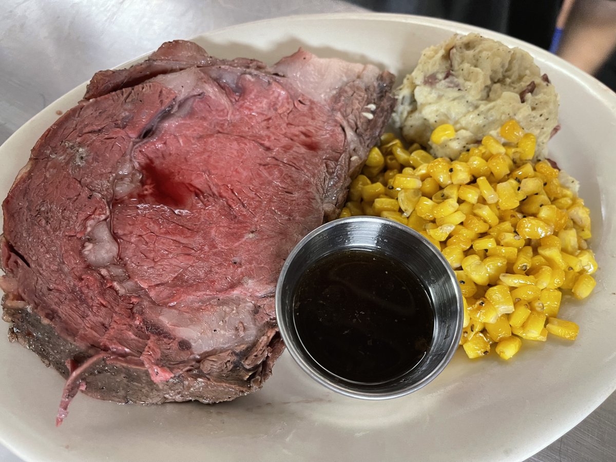 SmokeysPub's tweet photo. Smoked Reuben's and bbq all day!
Meat raffle and smoked prime rib dinner start at 4!
Plus tasty liquid flowing like "Vanilla Dreams" from @LupulinBrewing on tap for a limited time!
Come Saturday with us! https://t.co/98Rdb0Ta6p