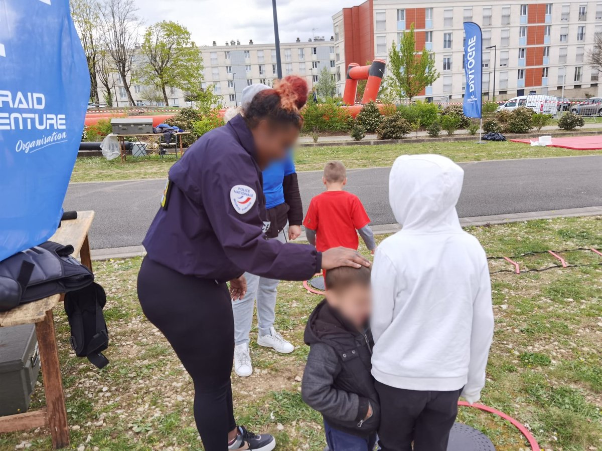 RaidAventureRAO's tweet photo. Aujourd'hui notre dispositif #Prox était à @VilledeSoyaux au cœur du #QRR de Champs de Manoeuvre. Malgré des températures basses, une centaine de #jeunes sont venus à la rencontre des #policiers. A nos côtés nos collègues #motocyclistes, de la #BST et de #UPREC de @PoliceNat16 https://t.co/iH5kQ5wMDA