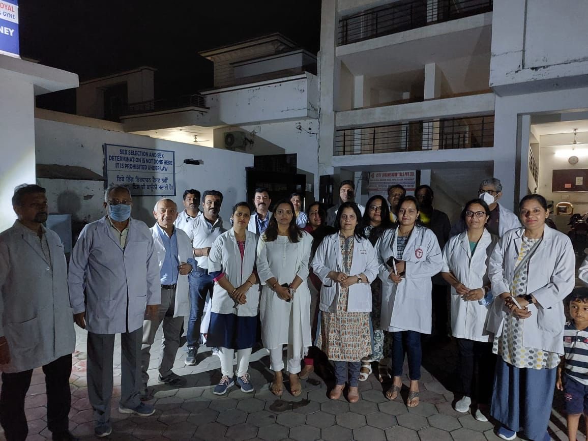 PcmsaP's tweet photo. In solidarity with dr Archana’s death pcmsa pathankot held mourning and members of pcmsa had a 🕯 March with ima members @pcmsapunjab #saveyourdoctors #DrArchanaSharma we stand by u https://t.co/rOrNnMdo9z