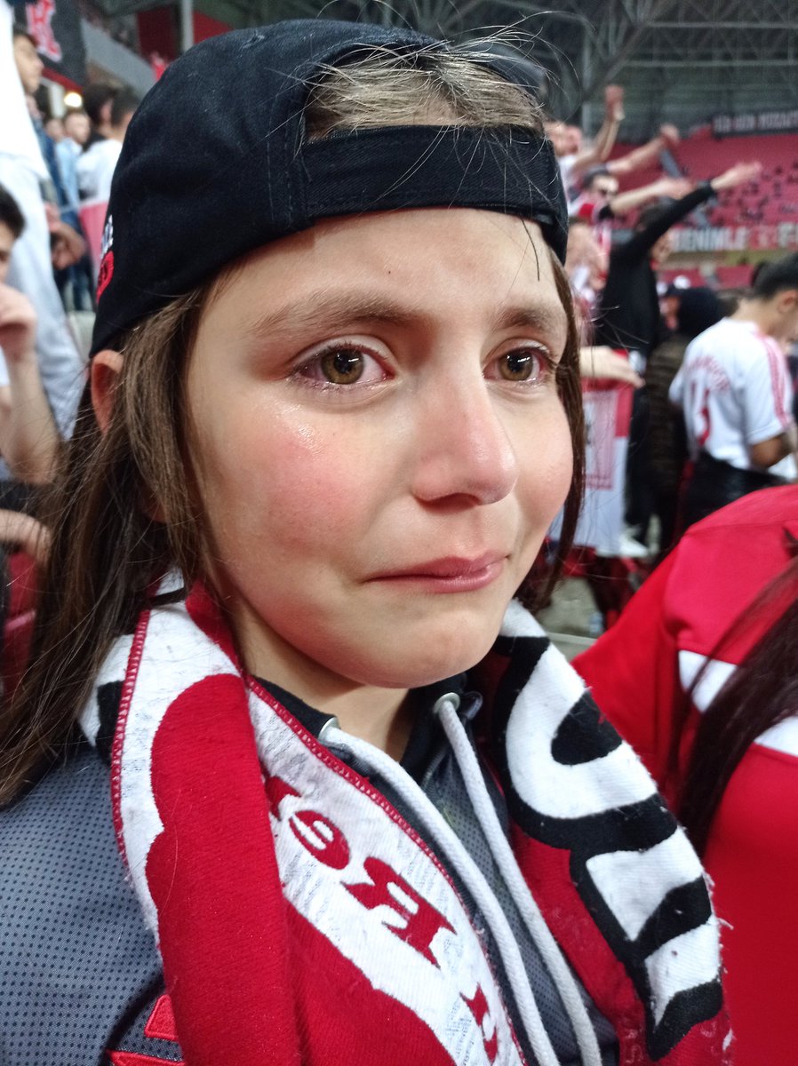 DonbayPinar's tweet photo. Bandırma maçı sonu selin gözyaşlarını tutamadı 
@Samsunspor 
@YY_Samsun https://t.co/WXAUmFOETv