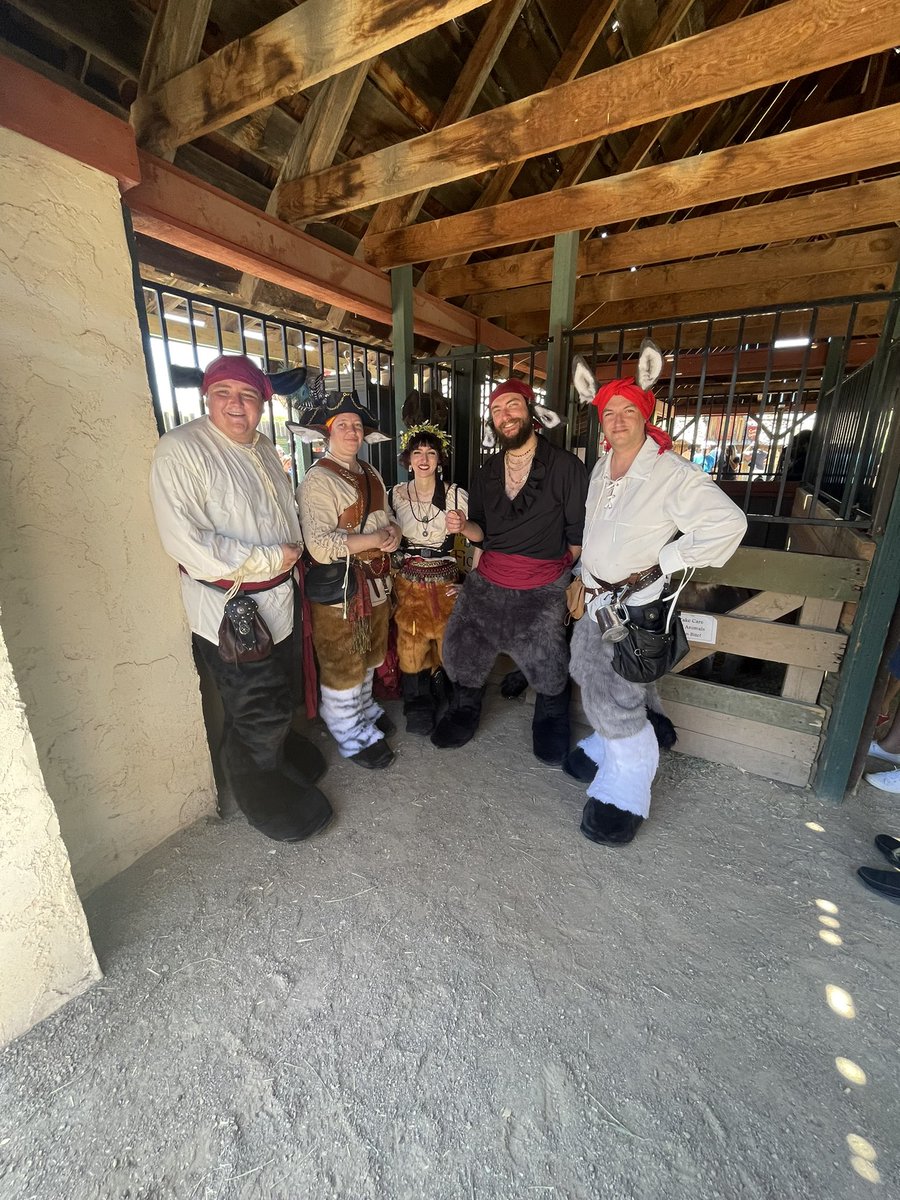 GrumpPng's tweet photo. Arizona ren faire was fun! So glad I made it after just getting to AZ yesterday 😂 can’t wait for more fun here! 
@TheInodog @azrenfest 

#fursuit #fursuiting #skulldog #skulldogs #azrenfaire #azrenfest https://t.co/UhYoiVFpSM