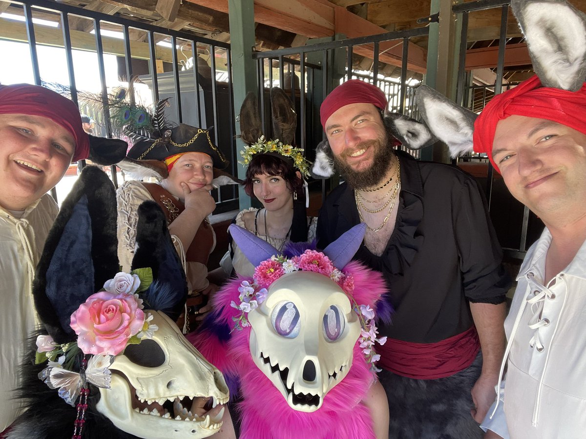 GrumpPng's tweet photo. Arizona ren faire was fun! So glad I made it after just getting to AZ yesterday 😂 can’t wait for more fun here! 
@TheInodog @azrenfest 

#fursuit #fursuiting #skulldog #skulldogs #azrenfaire #azrenfest https://t.co/UhYoiVFpSM
