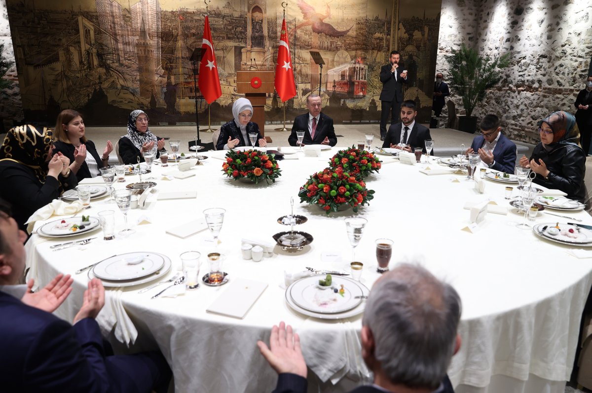 RTErdogan's tweet photo. Bu akşam şehitlerimizin kıymetli yakınları ile iftar yemeğinde bir araya geldik. 

Soframızı şereflendirdikleri, ilk iftarımızda bizimle oldukları için her bir ailemize ayrı ayrı şükranlarımı sunuyorum. https://t.co/wKCUGFX0eD