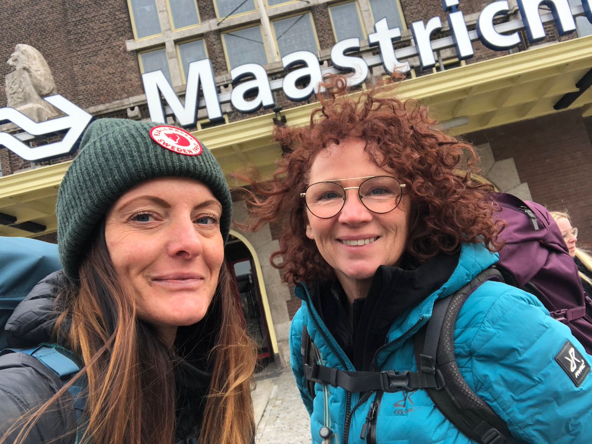 4 uur treinen, 27 km wandelen, 404 hoogtemeters met minimaal 10 kilo rugzak. Heerlijk gegeten vanavond en daarna trail-yoga. De eerste dag #Krijtlandpad zit erop. Met <a href="/we12travel/">Anto @ we12travel</a>