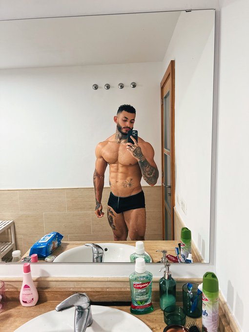 I&rsquo;m bored! What can I do for fun today?👀🔥  https://t.co/Wy9fRe6Ox2 https://t.co/yi4SP5w5bb