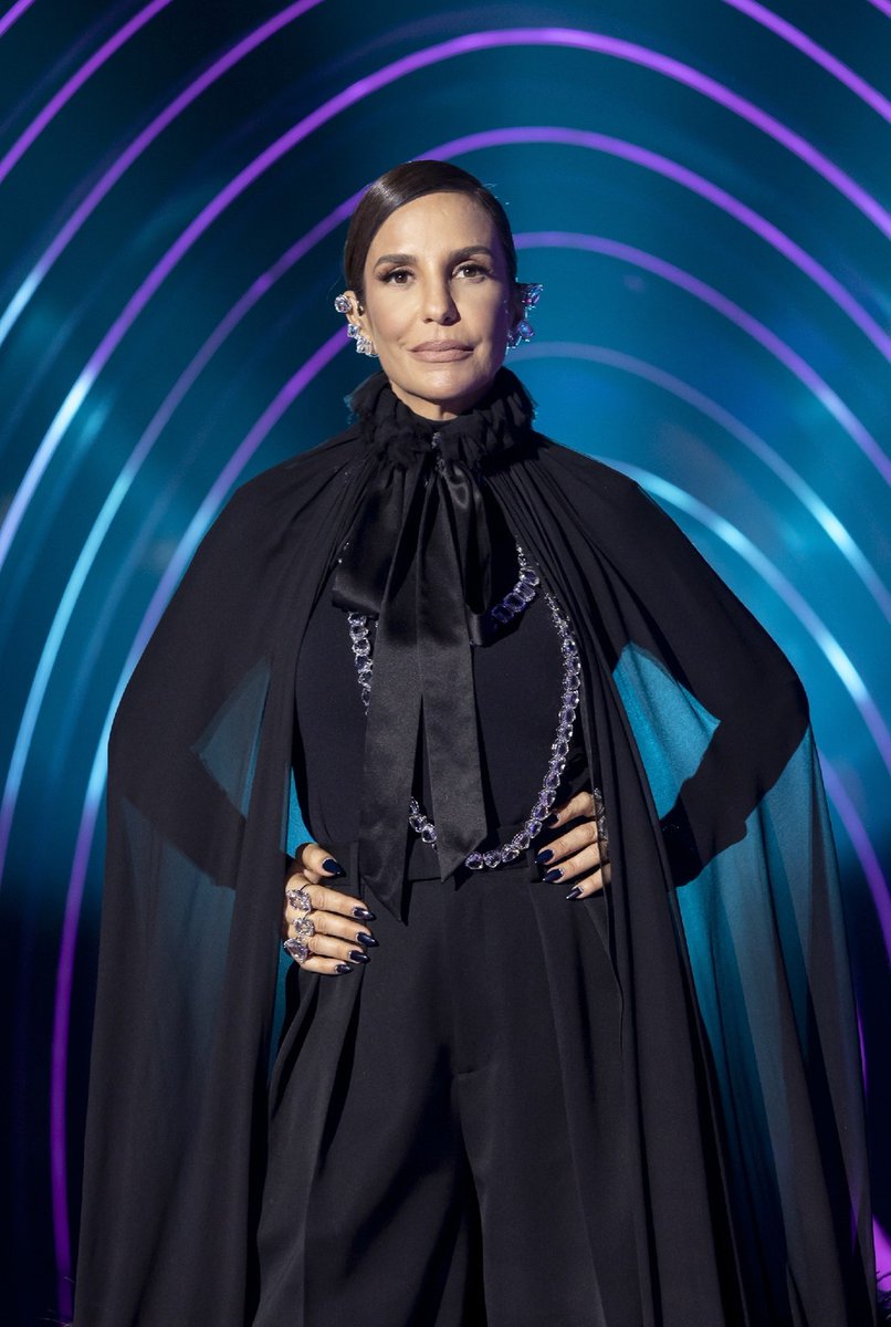 acervoisecl's tweet photo. [VOCÊ SABIA?] Ivete Sangalo é a cantora brasileira mais premiada da história, ela aparece na lista ao lado de cantores internacionais. com 330 prêmios, ela desbancou artistas como Celine Dion, Christina Aguilera, Cher, Alicia Keys, Jennifer Lopez, entre outros. #IveteSangalo #IS https://t.co/8TWq1IFHY1