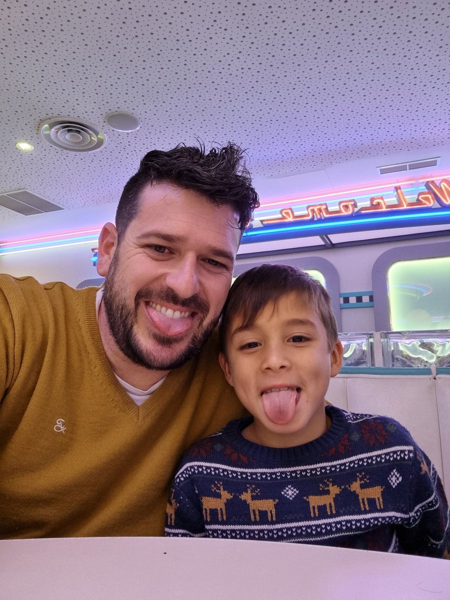 Pau_Andres_'s tweet photo. Soparet #PareiFill 🍔🍟🥤 #Mateu 👨👦 https://t.co/ikqn7IwnUT