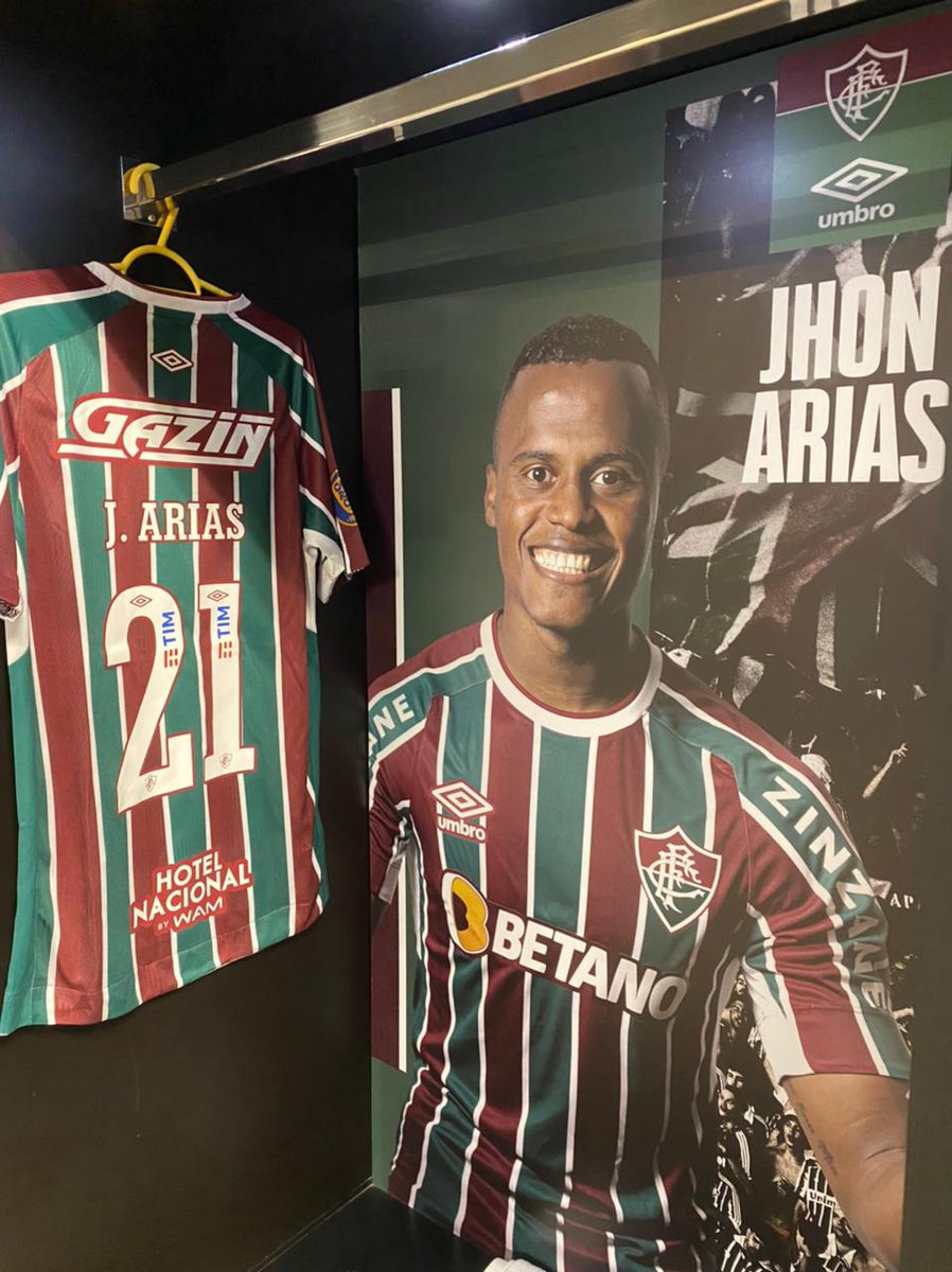 FluminenseFC's tweet photo. Mais do vestiário do #TimeDeGuerreiros! VAAAAMOS PRA CIMA, FLUZÃO! 🇭🇺🇭🇺 https://t.co/I0I8oavHhB