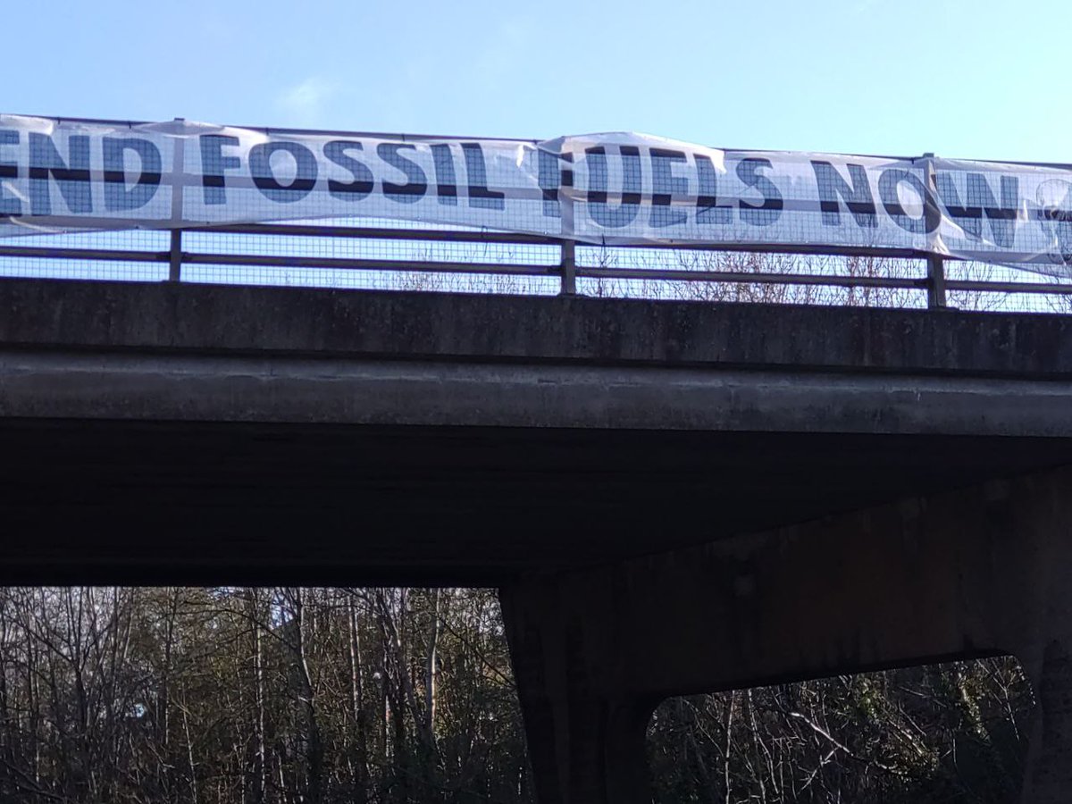 Headington Fringe banner drop over the A40 on 1st April, in support of the brave rebels blockading oil infrastructure around the country.
#nomorefossilfuels #ActNow #ExtinctionRebellion #xroxford