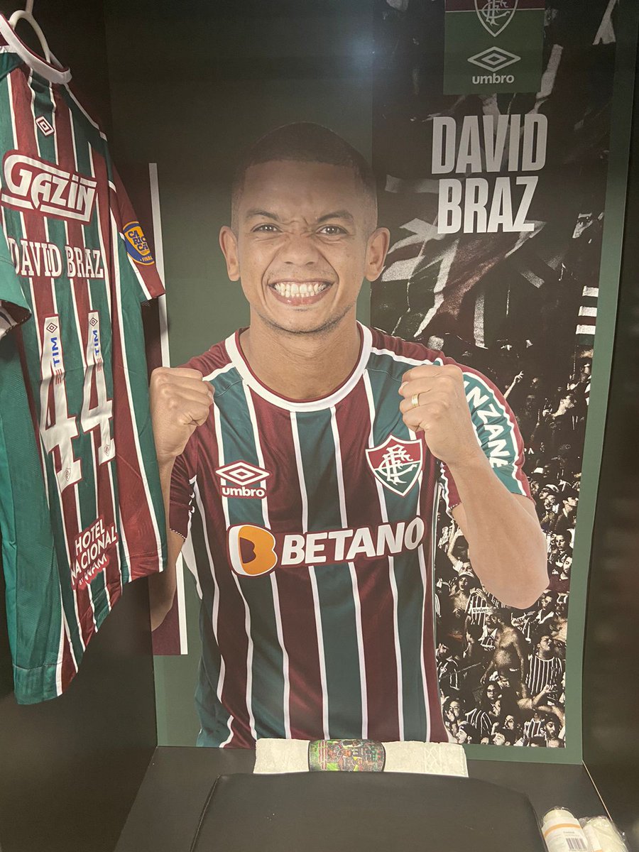 FluminenseFC's tweet photo. Mais do vestiário do #TimeDeGuerreiros! VAAAAMOS PRA CIMA, FLUZÃO! 🇭🇺🇭🇺 https://t.co/I0I8oavHhB