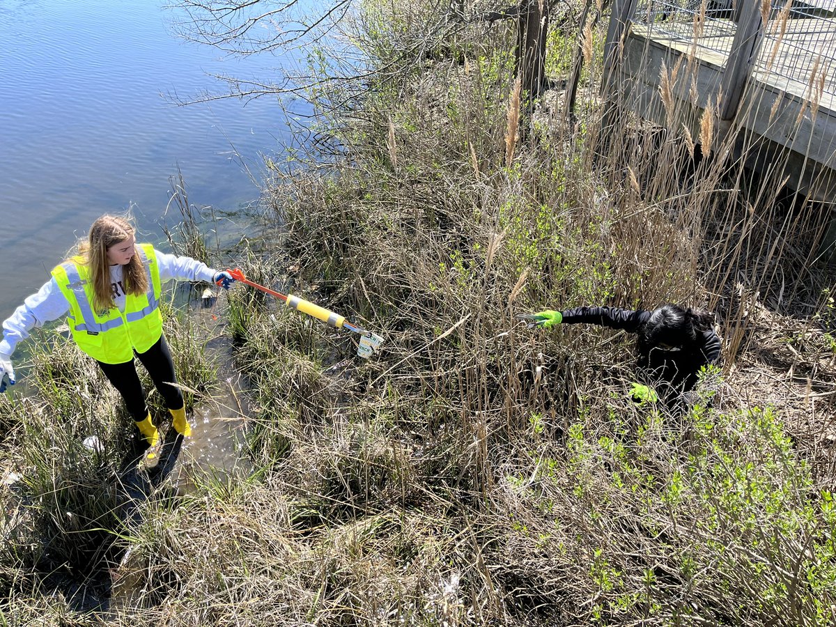 PullmanODS's tweet photo. @MsKilczewski @ODS_NJHS @LRNow What a wonderful morning! Students really challenged themselves to go for the hard to reach litter. It was hard to get them to leave 😃 https://t.co/INqPn8ozZp
