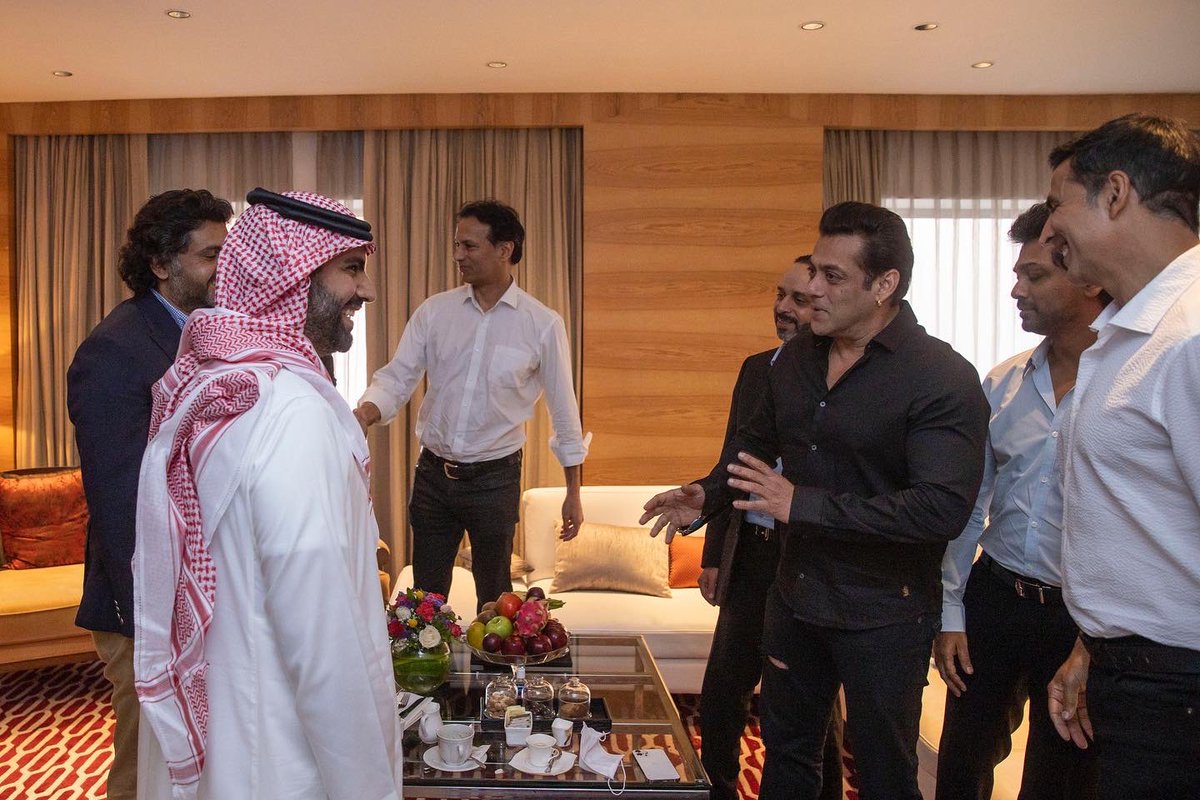 BadrFAlSaud's tweet photo. لقاءات مثمرة مع نجوم بوليوود @iamsrk @BeingSalmanKhan @akshaykumar وسيف خان، استكشفنا خلالها العديد من فرص الشراكة بين السينما السعودية والهندية.
#رؤية_السعودية_2030 https://t.co/Itb3RpBkgk