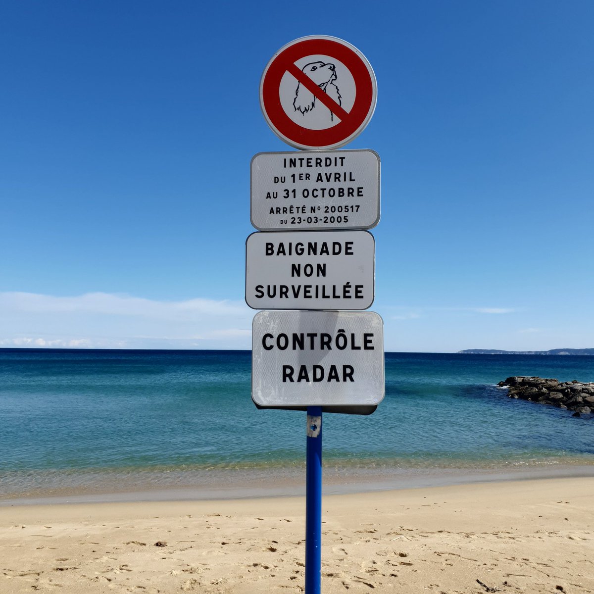 AurelieDemeulem's tweet photo. Une explication @OTLAVANDOU @PoliceNat83 ?  
Photo d'aujourd'hui 2/4 au #Lavandou (aucun trucage ni sur le panneau ni sur la mer et le ciel sublimes).🌊❓🚘 https://t.co/jTCS7nUgAr